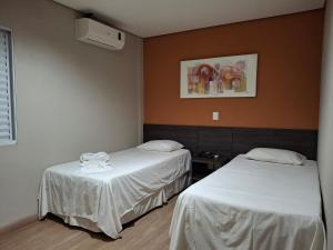 Rúm í herbergi á Ônix Inn Hotel Cravinhos