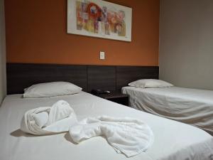 Rúm í herbergi á Ônix Inn Hotel Cravinhos