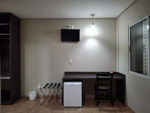 Eldhús eða eldhúskrókur á Ônix Inn Hotel Cravinhos