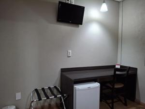 Sjónvarps- og/eða afþreyingartæki á Ônix Inn Hotel Cravinhos
