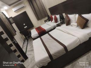 Postel nebo postele na pokoji v ubytování Family Stay New Delhi by Sona Hight