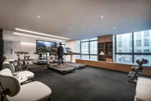 Un gimnasio con cintas de correr y equipos de ejercicio en un edificio. en Atour Hotel Chengdu High-Tech Zone, en Chengdú