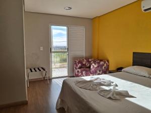 Rúm í herbergi á Ônix Inn Hotel Cravinhos