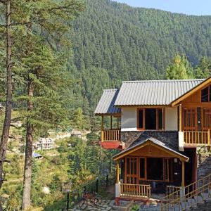 ein Haus an der Seite eines Berges in der Unterkunft Majestic View Cottages in Jibhi