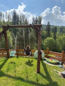Gościejówka na skraju lasu外面的花园