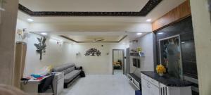 ハイデラバードにある2BHK AC Hitech City-Enjoy like your home Affordable Comfortableのソファとテレビのあるリビングルーム