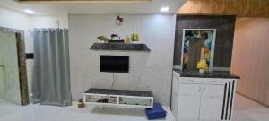 ハイデラバードにある2BHK AC Hitech City-Enjoy like your home Affordable Comfortableのキッチン(カウンター、テレビ付)