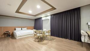Postel nebo postele na pokoji v ubytování Hotel Kabo Pyeongtaek + 58 fotografií