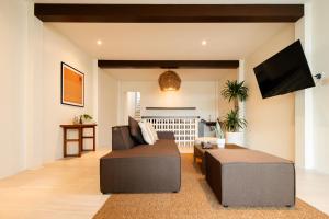 a living room with a couch and a tv at SOL HOUSE kohlarn in Ko Larn