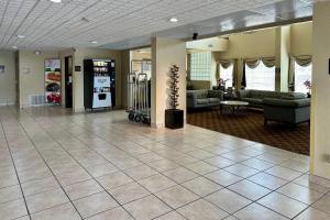a lobby with couches and a room with a lobby at Quality Suites San Antonio Brooks City Base in San Antonio +44 photos