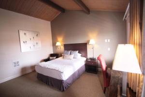 ein Hotelzimmer mit einem Bett und einer Lampe in der Unterkunft The Presidio in Santa Barbara