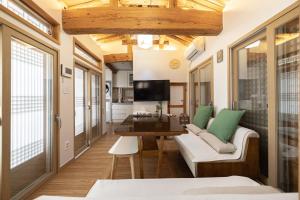 Телевизор и/или развлекательный центр в 오직 한팀만 사용하는 서울 전통 한옥 JNPstay