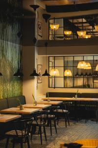 科沃布热格Polonia Apartamenty的餐厅的一排桌子,灯