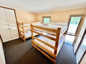 Postel nebo postele na pokoji v ubytování Albaski Lodge Room 2 + 9 fotografií
