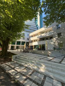 科沃布热格Polonia Apartamenty的建筑前有长椅的公园