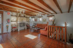 un salon avec un canapé et une cheminée dans l'établissement Casa rural Las Eras de Riofrio, à Ríofrío
