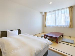 Rúm í herbergi á Owara View Hotel