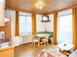 Kuchnia lub aneks kuchenny w obiekcie Spacious Apartment near Ski Area in Mittersill