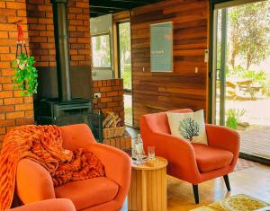 Ruang duduk di Sunset Beach Villa - Beach front home situated on the Huon River - Sleeps 8 +54 gambar