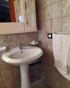 a bathroom with a sink and a mirror and towel at Casa Marina Maltese via ucca marina SANTA MARIA DEL FOCALLO ISPICA in Santa Maria Del Focallo +21 photos