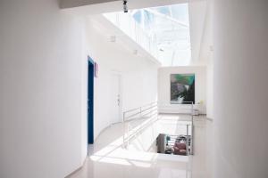 Una escalera blanca en una habitación blanca con techos de cristal en Art Villa Dominicana, en Punta Cana