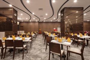 Un restaurante u otro lugar para comer en 2BR - Rooftop Pool - Dqua Apt - Cozy For Family
