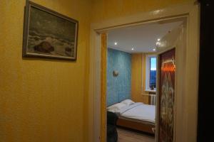 a bedroom with a bed and a picture on the wall at Apartament Erfolg 3 in Daugavpils