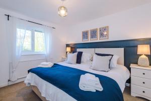 Un dormitorio con una cama grande con toallas. en Ascot House, en Buxton