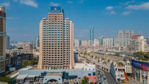 vistas a una ciudad con un edificio alto en Millennium Harbourview Hotel Xiamen-Near Metro Station & Zhongshan Road, en Xiamen