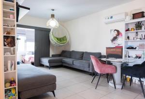 Χώρος καθιστικού στο Modern 2BR Apt - Near Casino & MyMall - 3km Beach