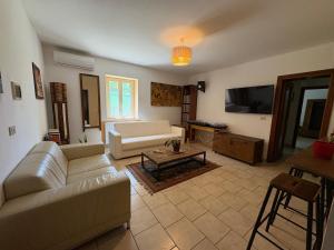 TV a/nebo společenská místnost v ubytování Casa in campagna a Rosciano