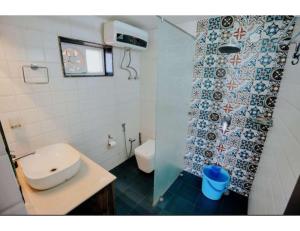 Un baño pequeño con lavabo e inodoro. en Vantara Luxe Villa Entire 2 BHK Apartment, en Bhimtal 12 fotos más