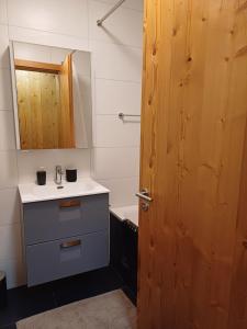 Kúpeľňa v ubytovaní Spacieux appart - 2 chambres à coucher incl Jacuzzi Privé
