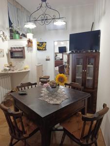 a dining room with a wooden table and chairs at Casetta Sarina in Palazzolo Acreide +16 photos