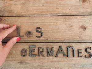 Certificado, premio, señal o documento que está expuesto en Casa Les Germanes