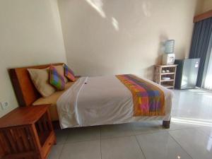 sypialnia z łóżkiem i stołem w obiekcie Meme Lan Bape Guest House w mieście Ubud