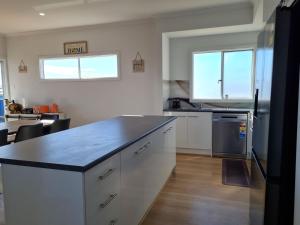 Foto dalla galleria di Azure Haven Holiday Home a Port Hughes