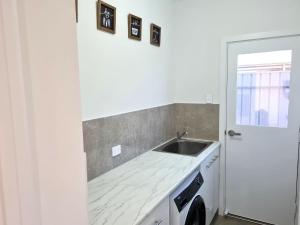 Foto dalla galleria di Azure Haven Holiday Home a Port Hughes Altre 10 foto