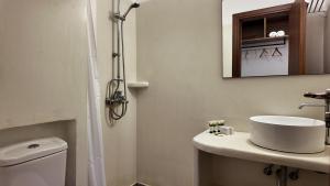 een badkamer met een wit toilet en een wastafel bij Hotel Santorini in Fira