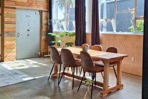 a wooden table in a room with chairs around it at Blue Mountains Loft, Tapanui in Glenkenich