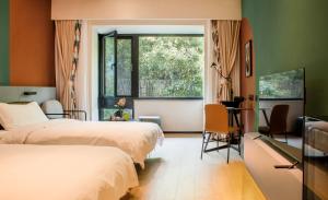 Ένα ή περισσότερα κρεβάτια σε δωμάτιο στο Zhi Resort Beijing - Breakfast with Deer&Thousand Acre Garden&50 Meter Swimming Pool&Private Soup Pool&Outdoor Soup Spring&Free Coffee