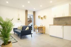 a living room with a couch and a kitchen at Achterdeck in Eckernförde