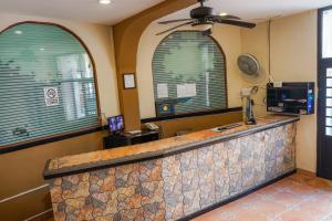 a bar with two windows and a stone counter top at OYO Hotel Plaza Veracruz Centro Historico in Veracruz