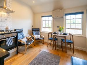 una cucina e una sala da pranzo con tavolo e sedie di Pass the Keys Bright and cosy flat in the centre of Much Wenlock a Much Wenlock Altre 20 foto