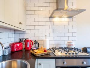 Cucina o angolo cottura di Pass the Keys Bright and cosy flat in the centre of Much Wenlock