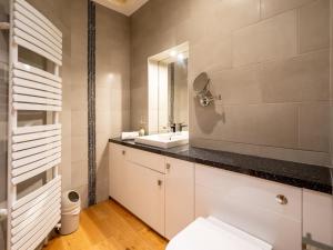 un bagno con un water bianco e un lavandino di Pass the Keys Bright and cosy flat in the centre of Much Wenlock a Much Wenlock