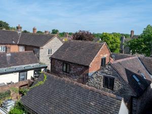 una vista panoramica sui tetti delle case di una città di Pass the Keys Bright and cosy flat in the centre of Much Wenlock a Much Wenlock