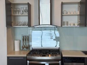 cocina con fogones y algunos armarios en AmazINN Places Incredible views YOO Building, en Panamá