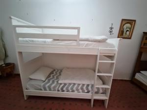 alguns beliches em um quarto em HOSTEL bANANA em Tânger