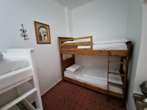 um pequeno quarto com dois beliches em HOSTEL bANANA em Tânger
